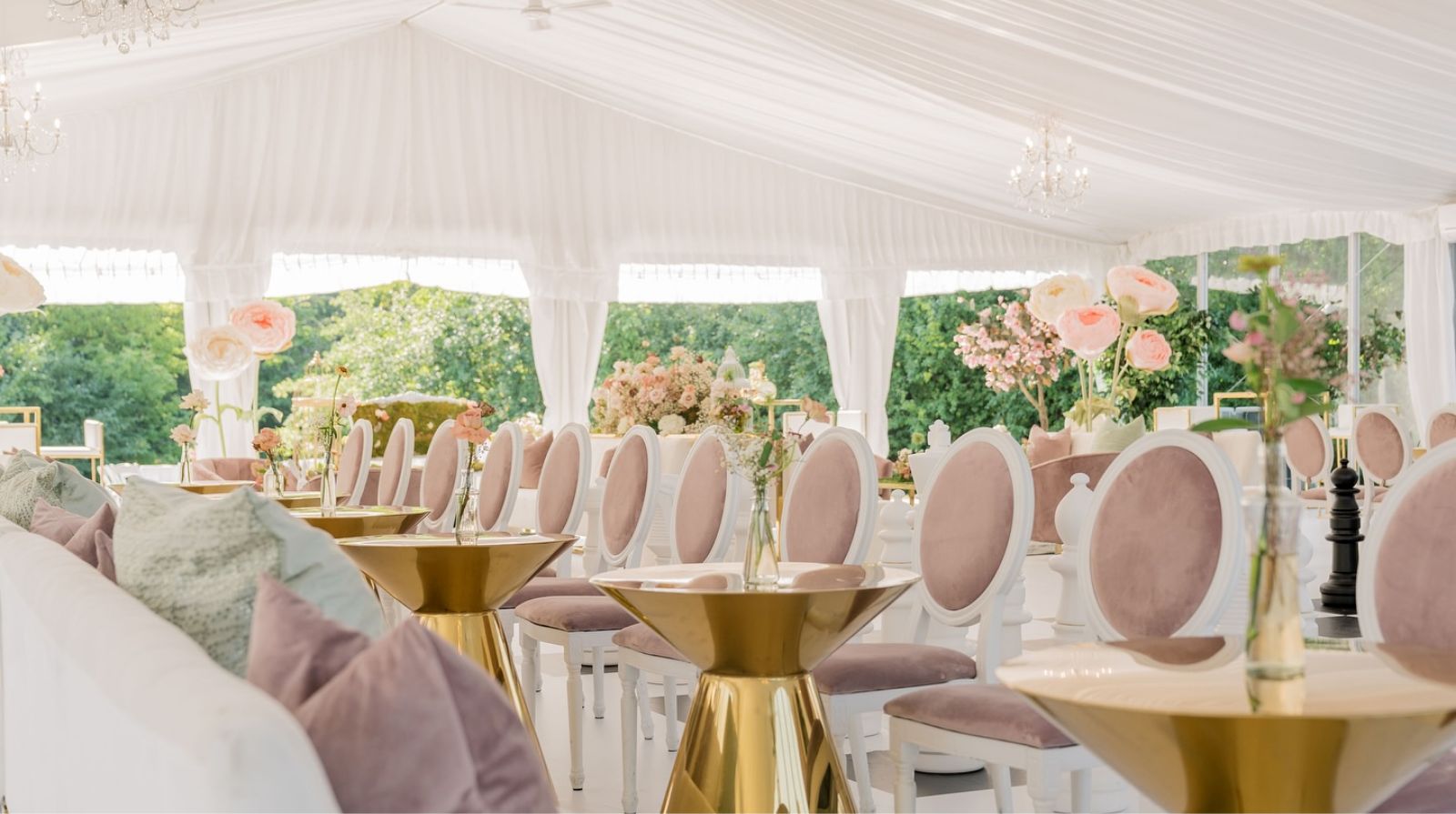 Elegant wedding seating under a tent in NYC